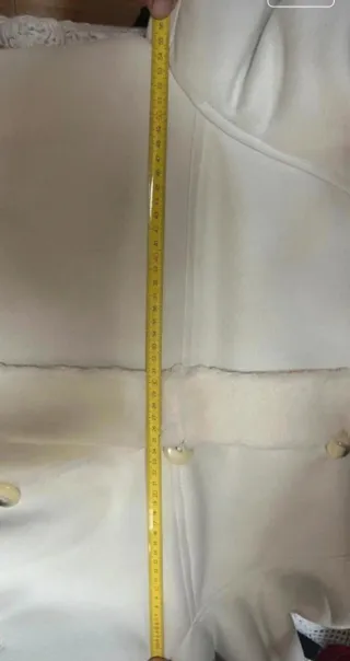 Abrigo blanco con ribete de pelo