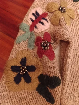 Jersey rosa con flores bordadas