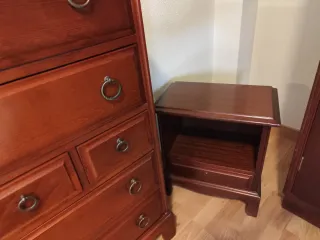 Cómoda de madera noble con tiradores