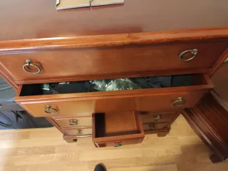 Cómoda de madera noble con tiradores