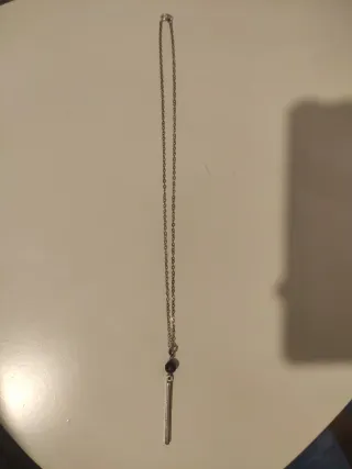 Collar plateado con colgante de barra