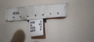 Vestido elegante con plumas rosa palo