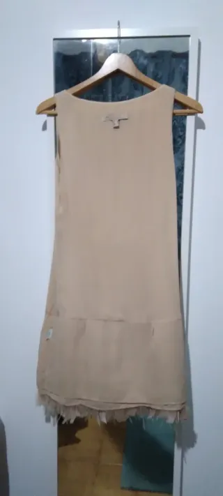 Vestido elegante con plumas rosa palo