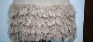 Vestido elegante con plumas rosa palo