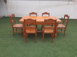 Mesa y 6 sillas de madera