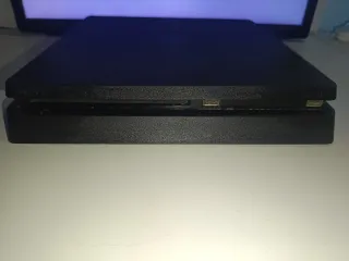 PS4 (PlayStation 4) Negra con Mando y juegos