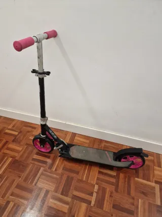 Patinete Oxelo rosa y negro.