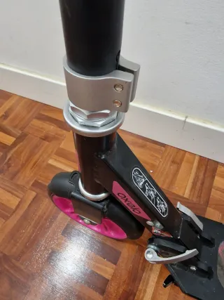 Patinete Oxelo rosa y negro.