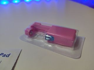 Herramienta para perforar oreja rosa