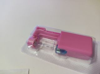 Herramienta para perforar oreja rosa