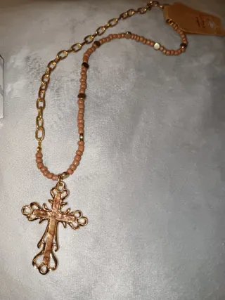 Collar con colgante de cruz