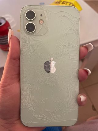 iPhone 12 Verde con tapa trasera rota