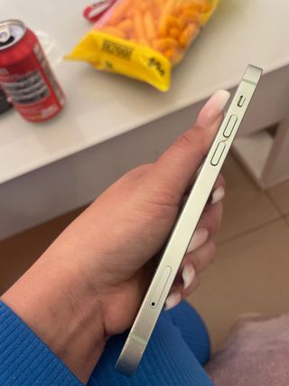 iPhone 12 Verde con tapa trasera rota