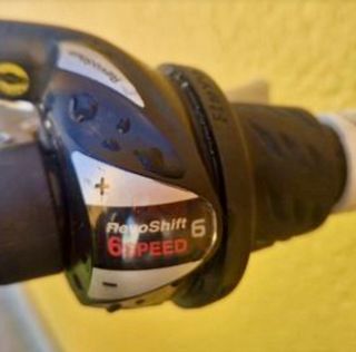 Bicicleta infantil rosa, lista para rodar.