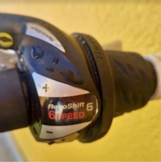 Bicicleta infantil rosa, lista para rodar.