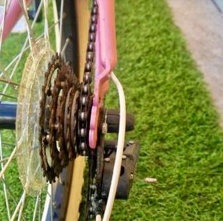 Bicicleta infantil rosa, lista para rodar.