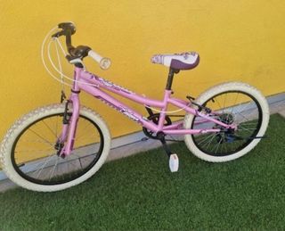 Bicicleta infantil rosa, lista para rodar.