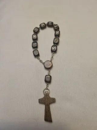 Lote religioso: rosarios y llaveros