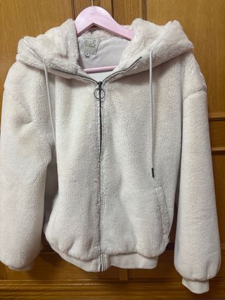 Cazadora efecto pelo con capucha