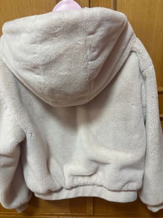 Cazadora efecto pelo con capucha