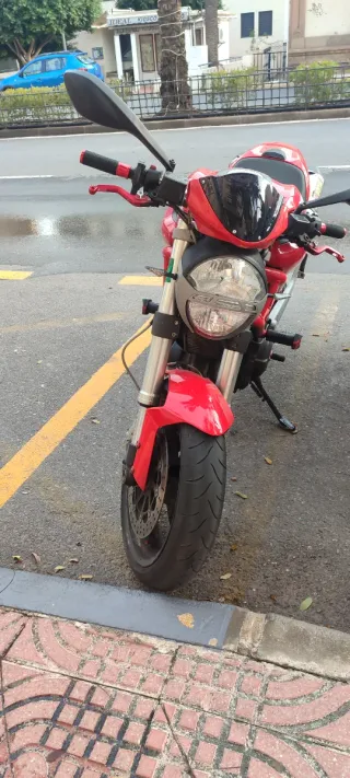 Ducati Monster 696 Roja