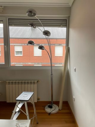 Lámpara de pie diseño plateada