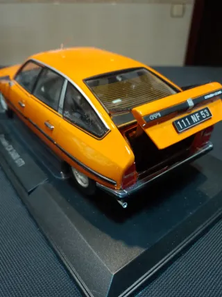 Coche a escala 1:18 Naranja