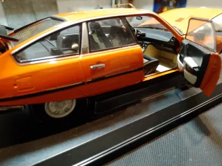 Coche a escala 1:18 Naranja