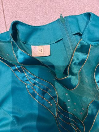 Vestido largo verde con detalles dorados