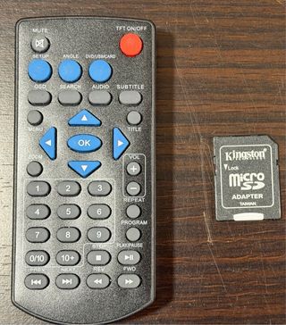 Sistema multimedia con dos pantallas para el coche