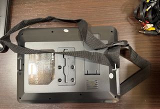 Sistema multimedia con dos pantallas para el coche