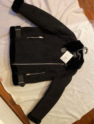 Chaqueta doble faz Pull&Bear negra para mujer.