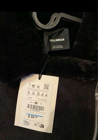 Chaqueta doble faz Pull&Bear negra para mujer.