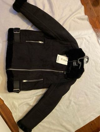 Chaqueta doble faz Pull&Bear negra para mujer.