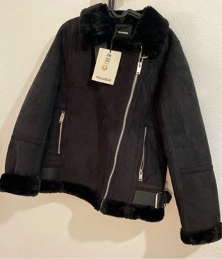 Chaqueta doble faz Pull&Bear negra para mujer.