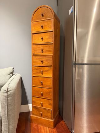 Mueble de madera artesanal con 10 cajones