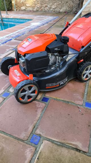 Cortacésped Oleo-mac C44PK.