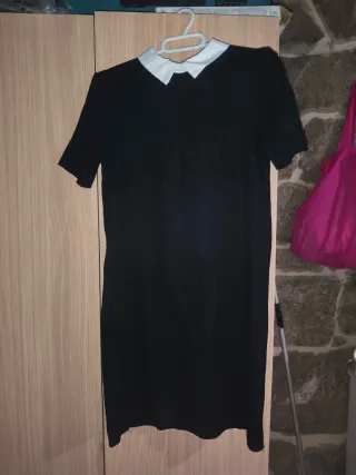 Vestido negro cuello blanco