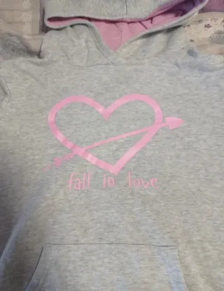 Sudadera gris con corazón rosa y capucha