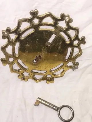 Antigua cerradura de metal ornamental