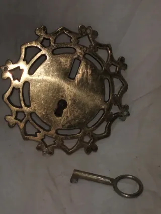 Antigua cerradura de metal ornamental