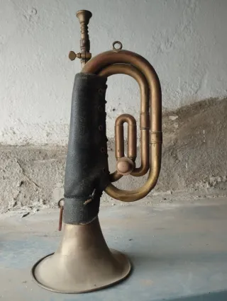 Corneta de latón antigua