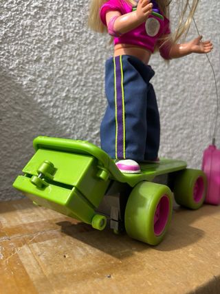 Muñeca teledirigida con patineta y control