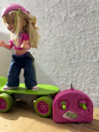 Muñeca teledirigida con patineta y control