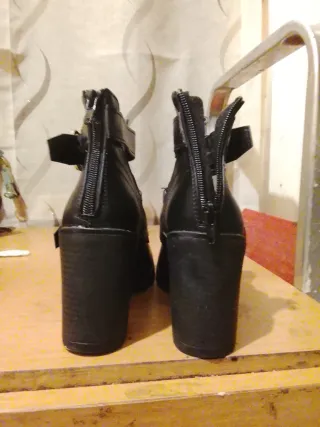 Stivaletti neri con fibbie