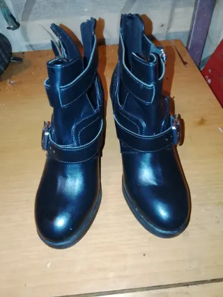 Stivaletti neri con fibbie