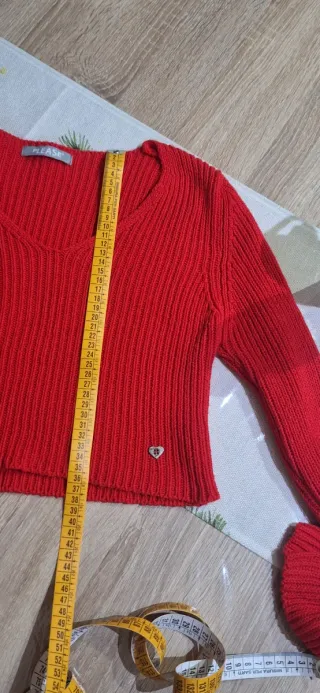 Maglioncino rosso con maniche a campana