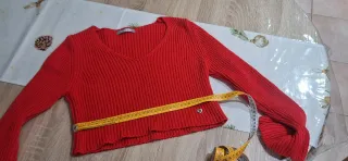 Maglioncino rosso con maniche a campana