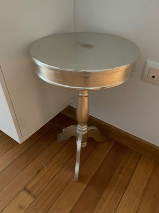 Mesa auxiliar plateada