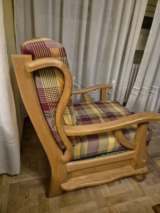 Sillón de madera de pino